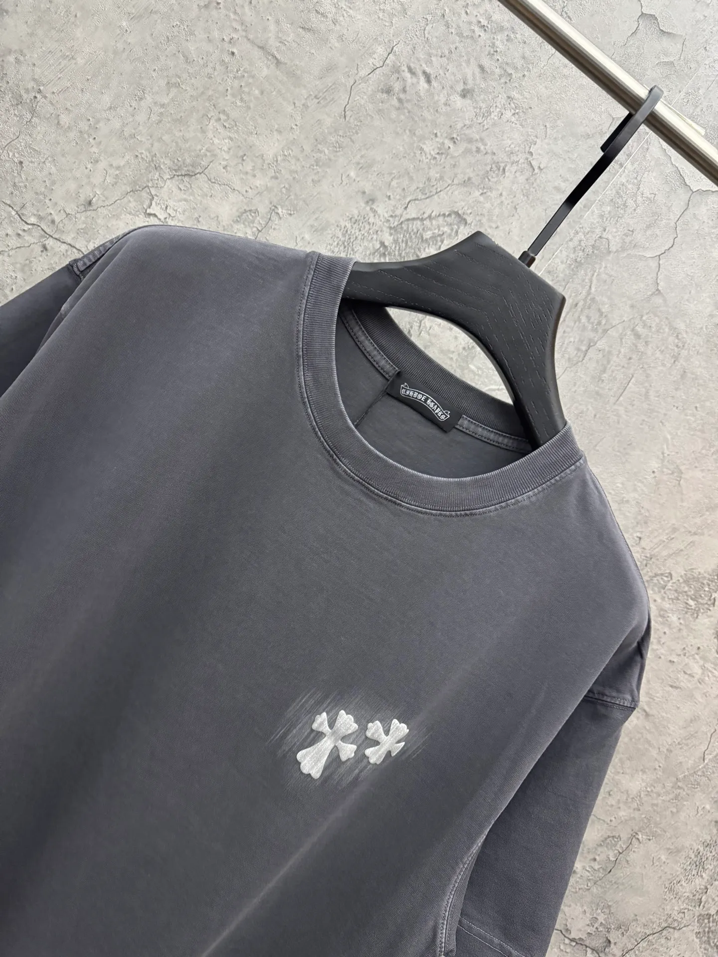 P190 top version, real shot without P, ​​different from market currency) 𝗖𝗵𝗿𝗼𝗺𝗲 𝗛𝗲𝗮𝗿𝘁𝘀/Croxin 2026 Spring New Original Single Counter American Laser Direct Injection Couple Short Sleeves 👑The highest version! Customized fabric 300g washed, best-selling model at the counter, very comfortable to wear. Accessories: original molded and authenticated collar label ➕ 100% silk wash label. Genuine purchase-grade original hangtag➕matching hanging rope➕3D hanging beads➕original packaging bag. Craftsmanship: The original version has consistent wiring! The highest version of the armhole matching technique! Color: White Black Gray Size: S M L XL Style Number: 26-2057